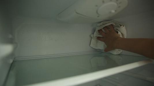 毛巾抹布擦拭清理冰箱除菌视频的预览图