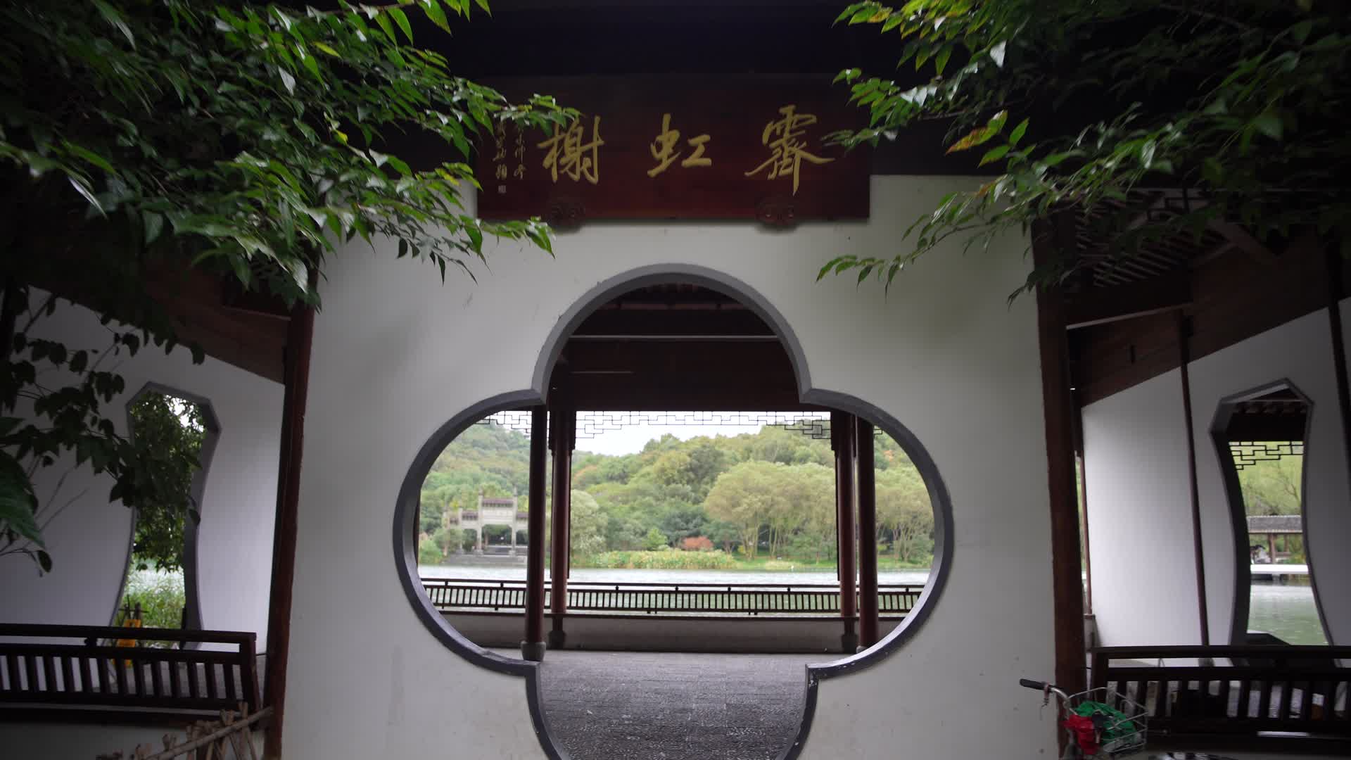 浙江杭州三台山景区霁虹桥4K风景视频视频的预览图