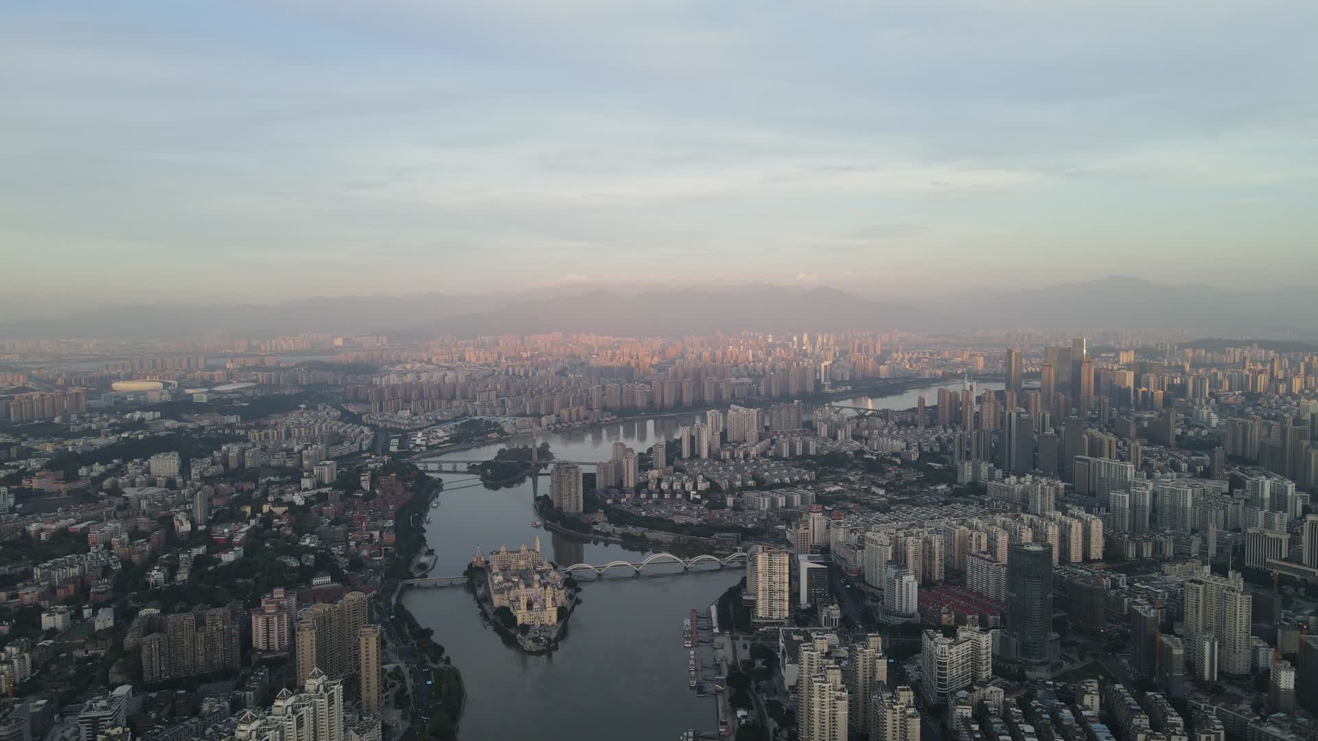 4K航拍福建福州清晨闽江中洲岛视频的预览图