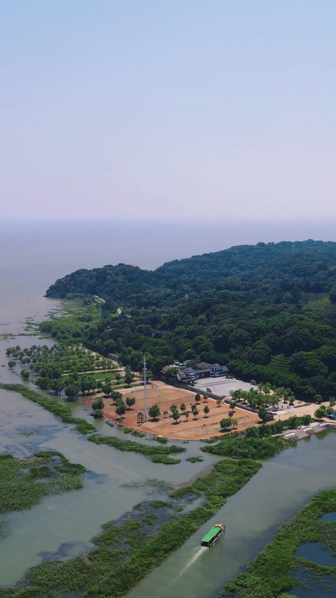 航拍湖南岳阳洞庭湖风光视频的预览图