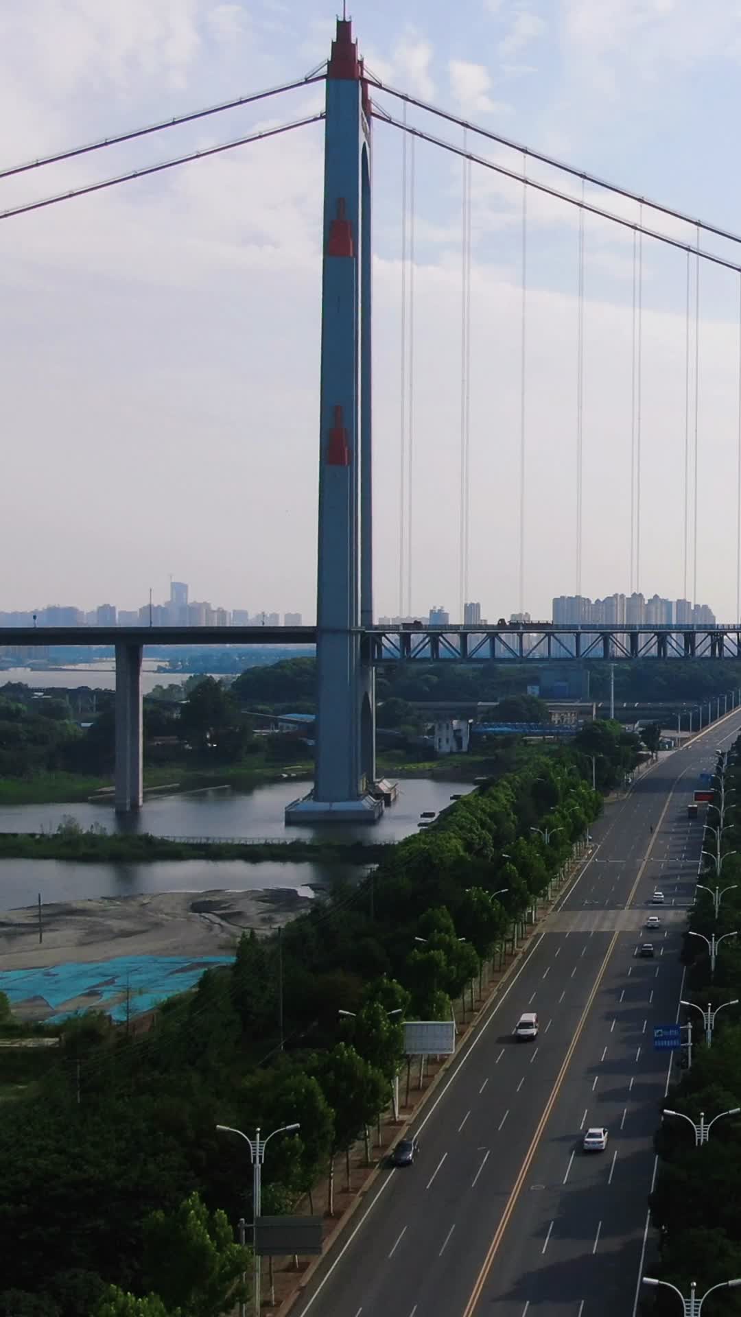 航拍湖南岳阳洞庭湖大桥交通视频的预览图