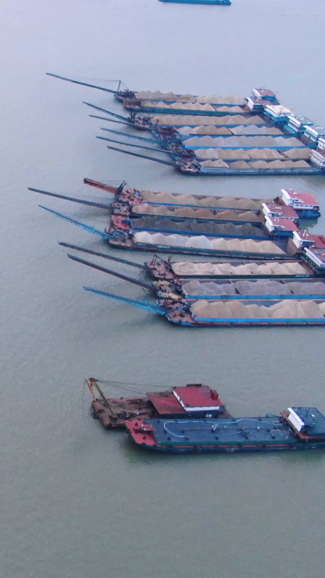 航拍湖面货运船只视频的预览图