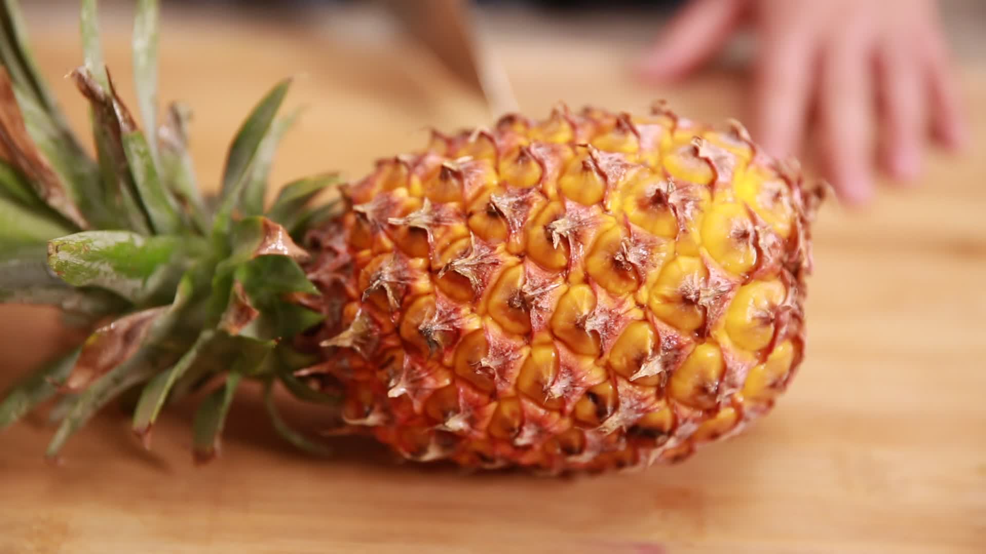 水果刀削菠萝皮视频的预览图