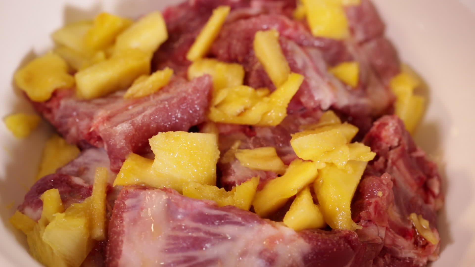 用菠萝果肉腌制排骨菠萝小排视频的预览图