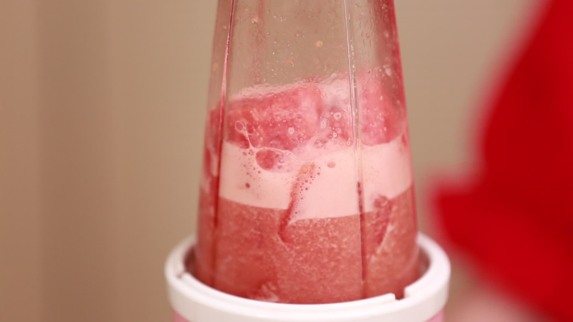榨汁机搅拌机炸西瓜汁视频的预览图
