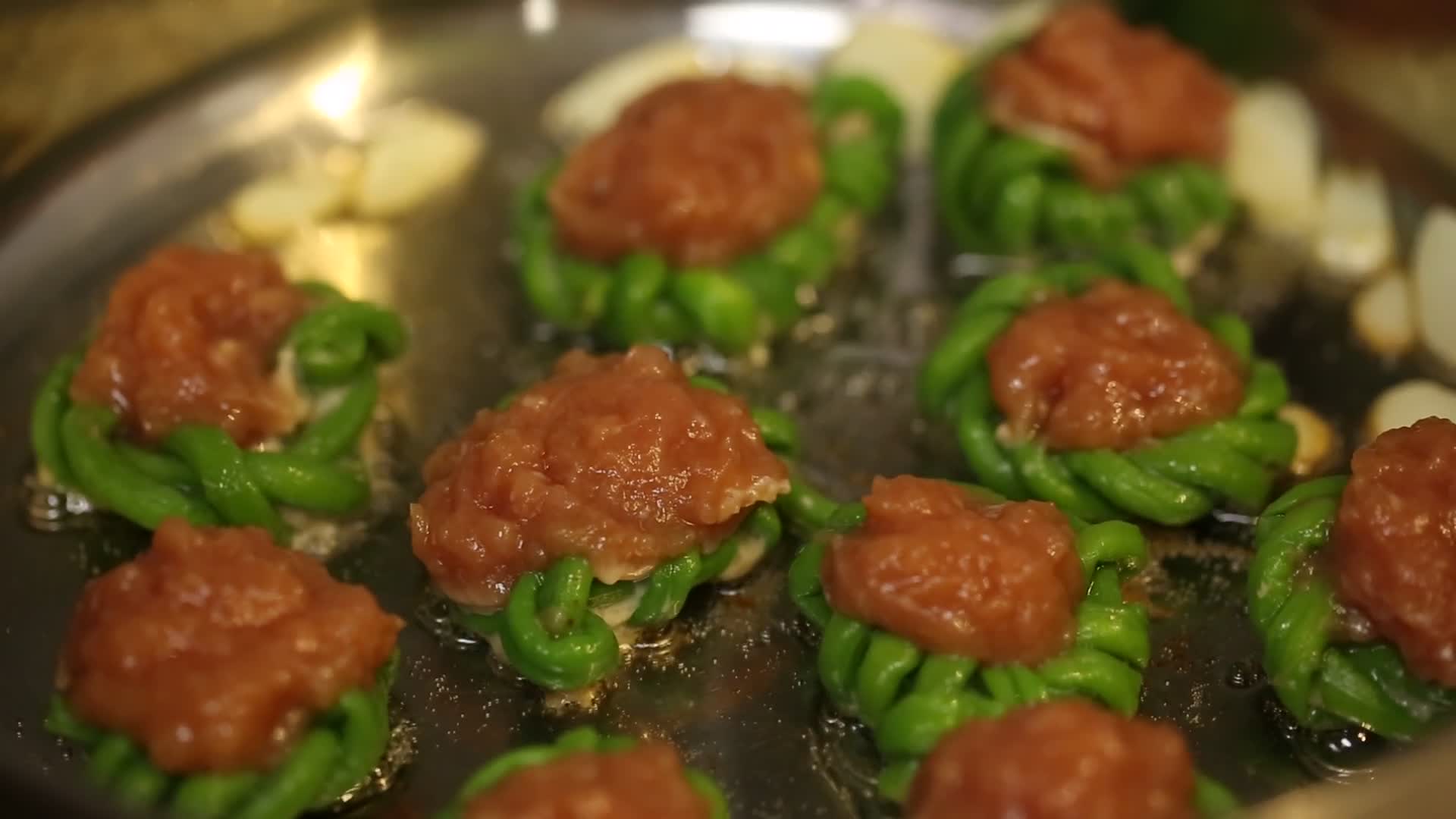 蒸锅笼屉蒸制豇豆酿肉视频的预览图