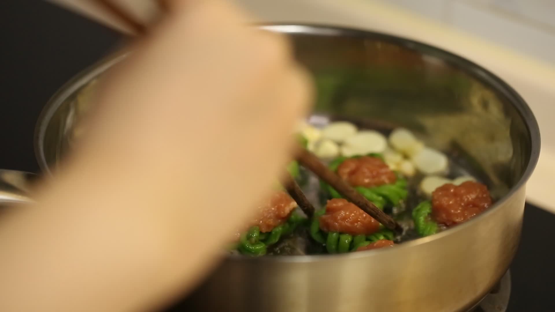 蒸锅笼屉蒸制豇豆酿肉视频的预览图