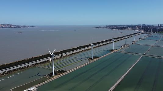 航拍海边风电群高速路风景视频的预览图