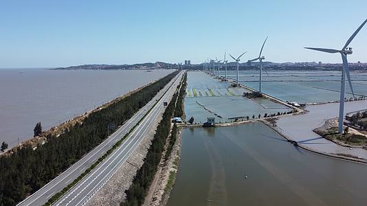 航拍海边风电群高速路风景视频的预览图