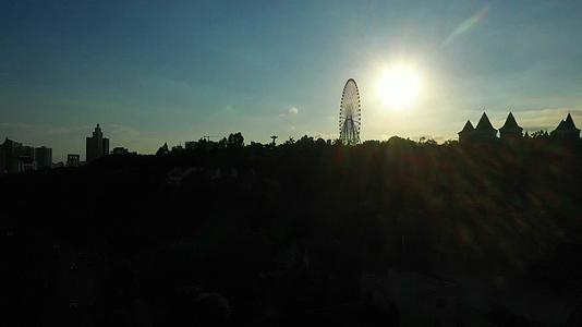 凤岭儿童公园夕阳下的摩天轮视频的预览图