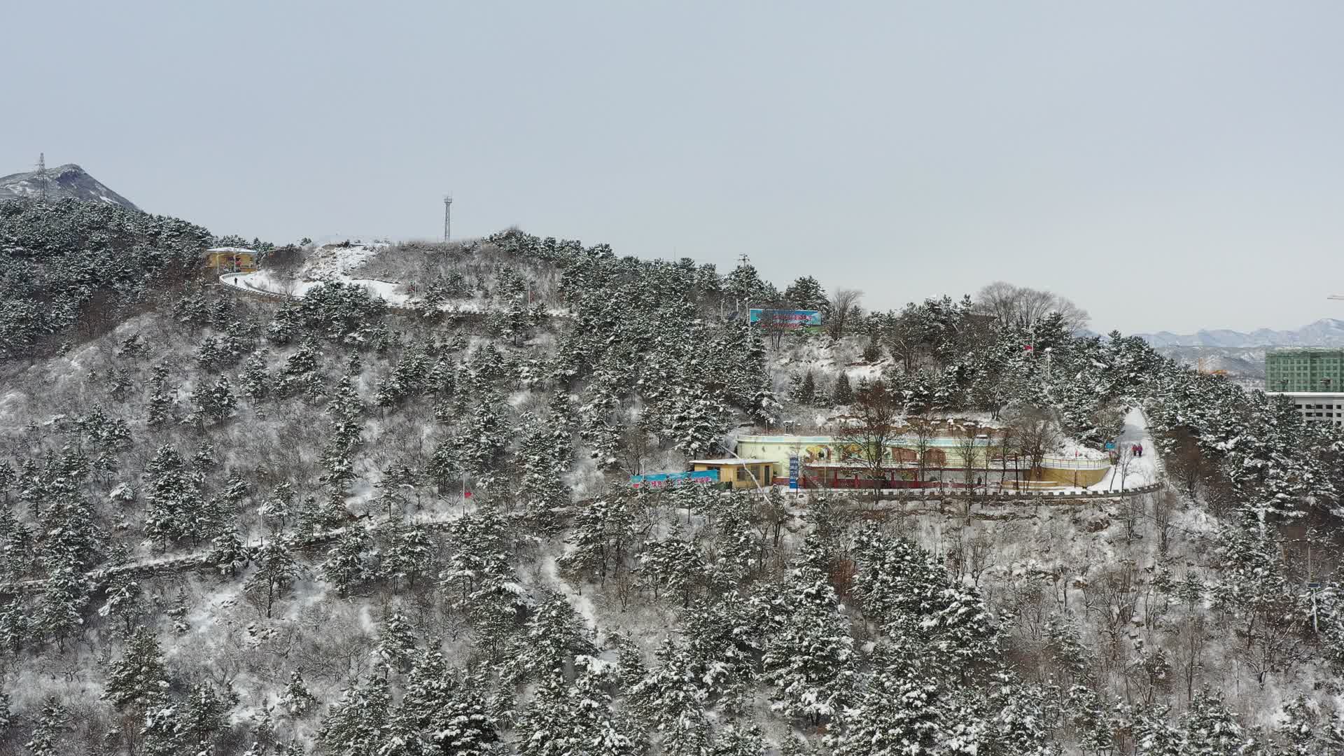 航拍承德森林雪景视频的预览图