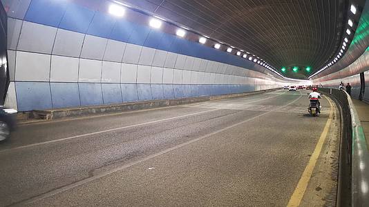 实拍城市隧道交通车辆视频的预览图