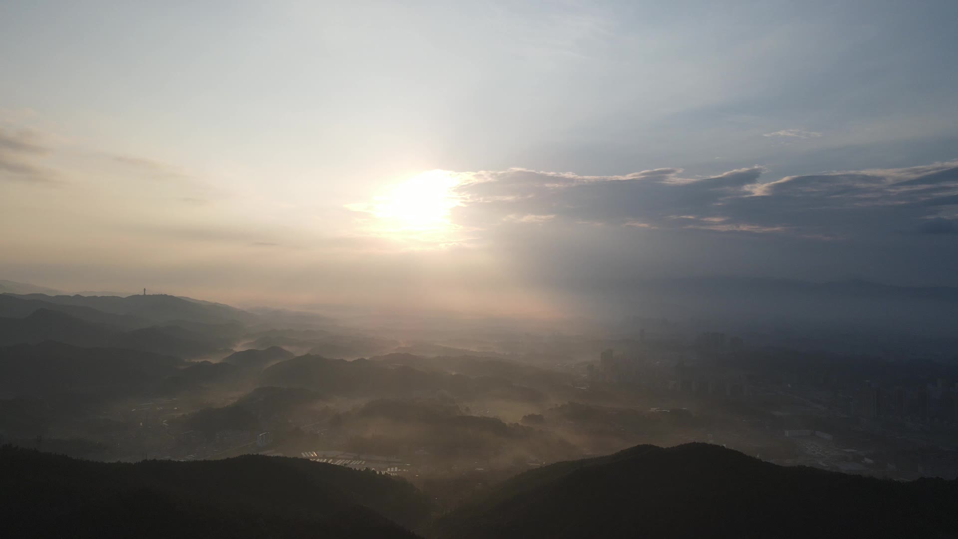 航拍清晨大山迷雾日出视频的预览图