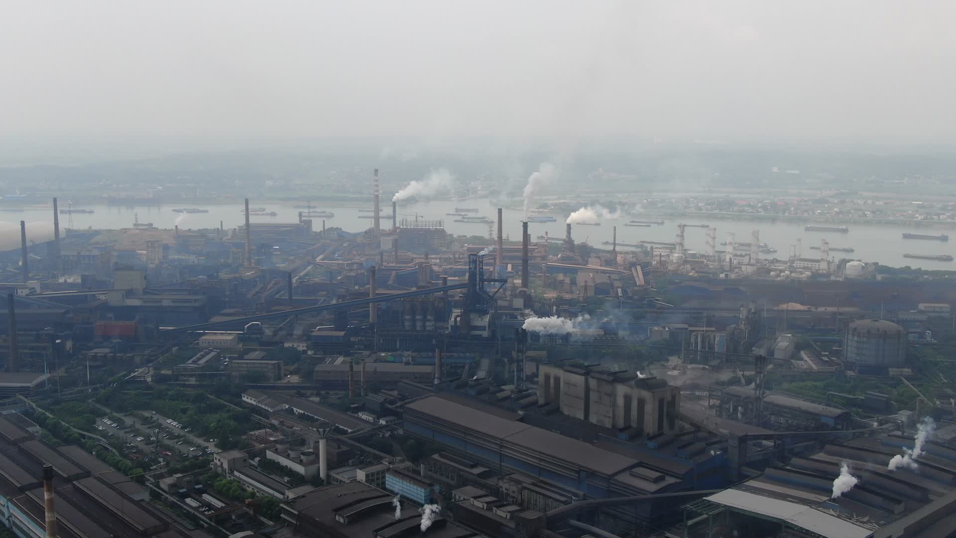 航拍大型工业生产工厂视频的预览图