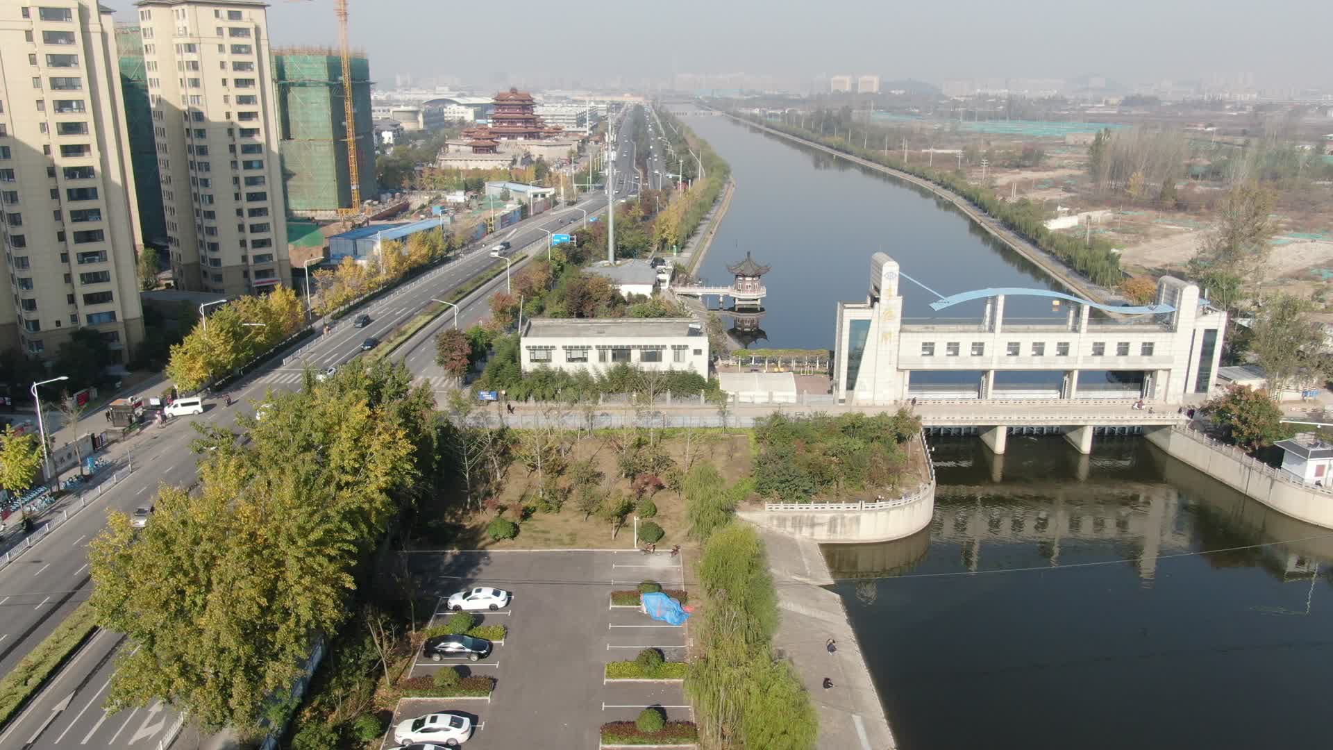 4K航拍江苏徐州黄河故道水闸视频的预览图