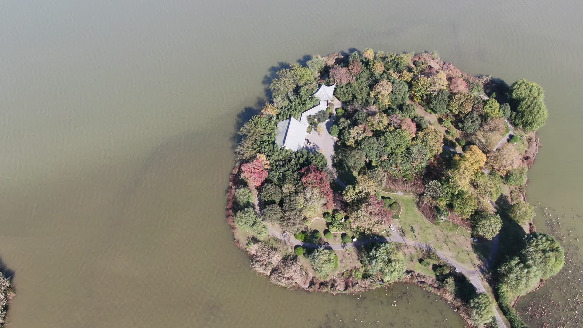 4K航拍江苏徐州云龙湖景区岛屿视频的预览图
