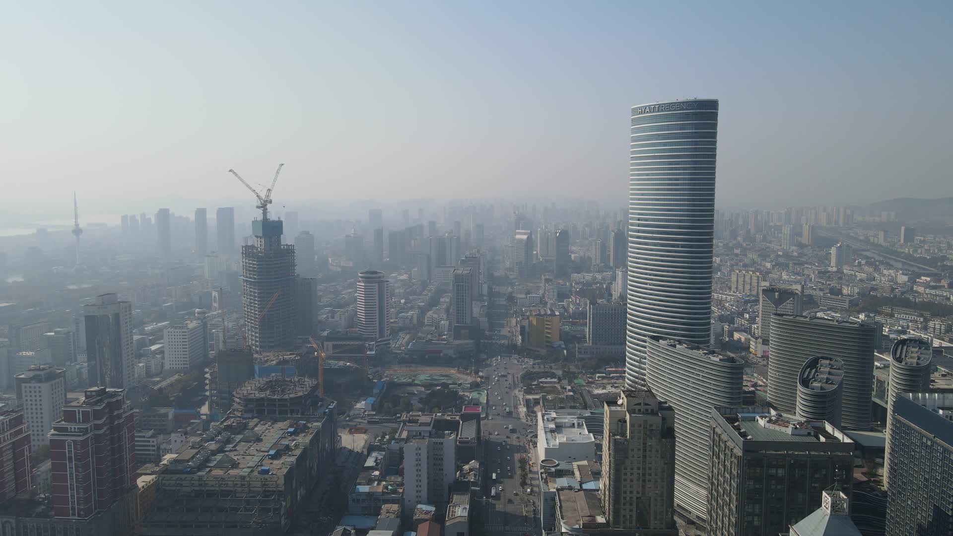 4K航拍江苏徐州城市天际线视频的预览图