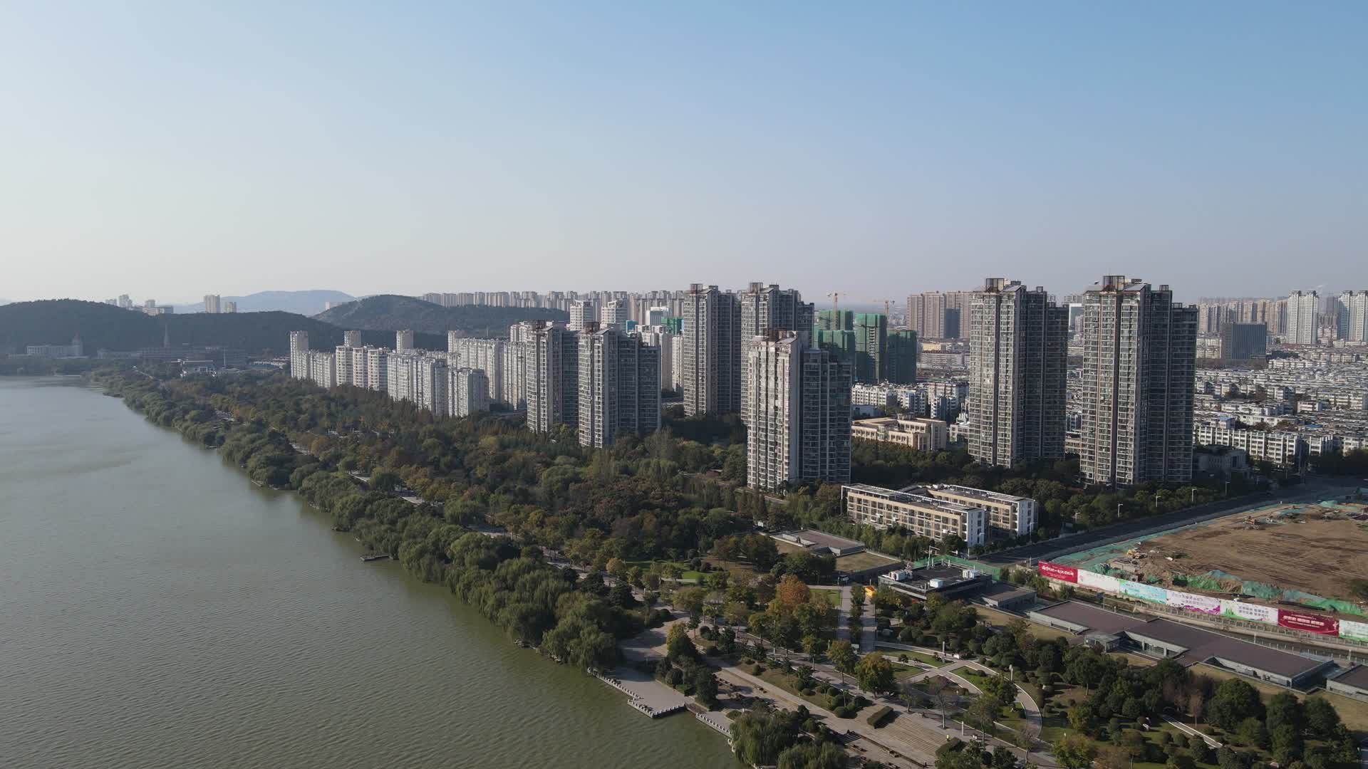 4K航拍江苏徐州云龙湖滨湖花园视频的预览图