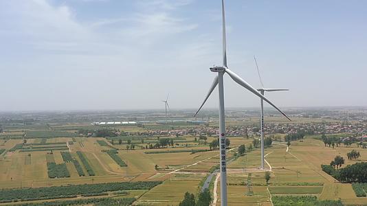 4K航拍国家能源风力发电不同角度的大场景乡村振兴节约能源视频的预览图