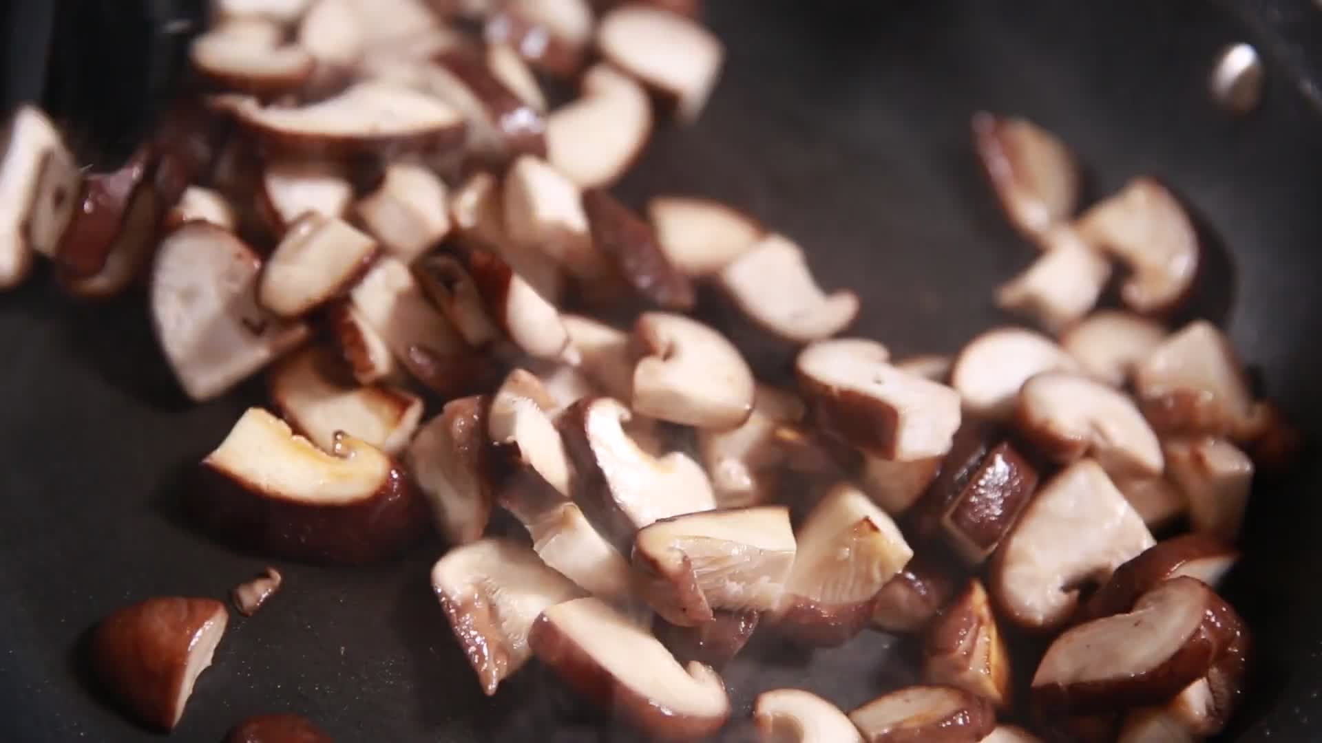 炒制香菇蘑菇视频的预览图