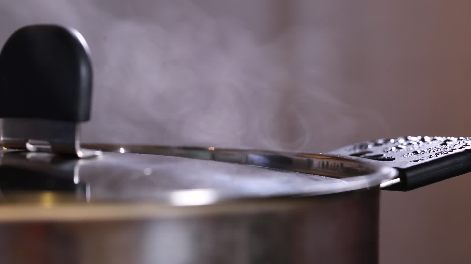 厨具灶台平底锅炒锅煮锅视频的预览图