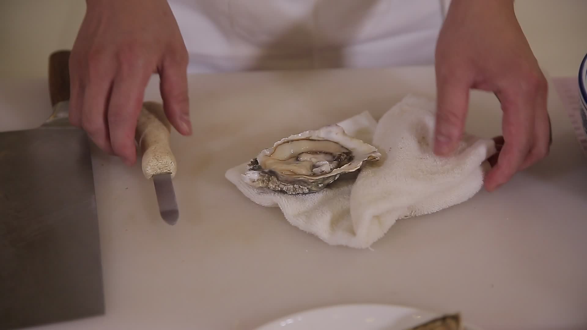 厨师开生蚝牡蛎视频的预览图