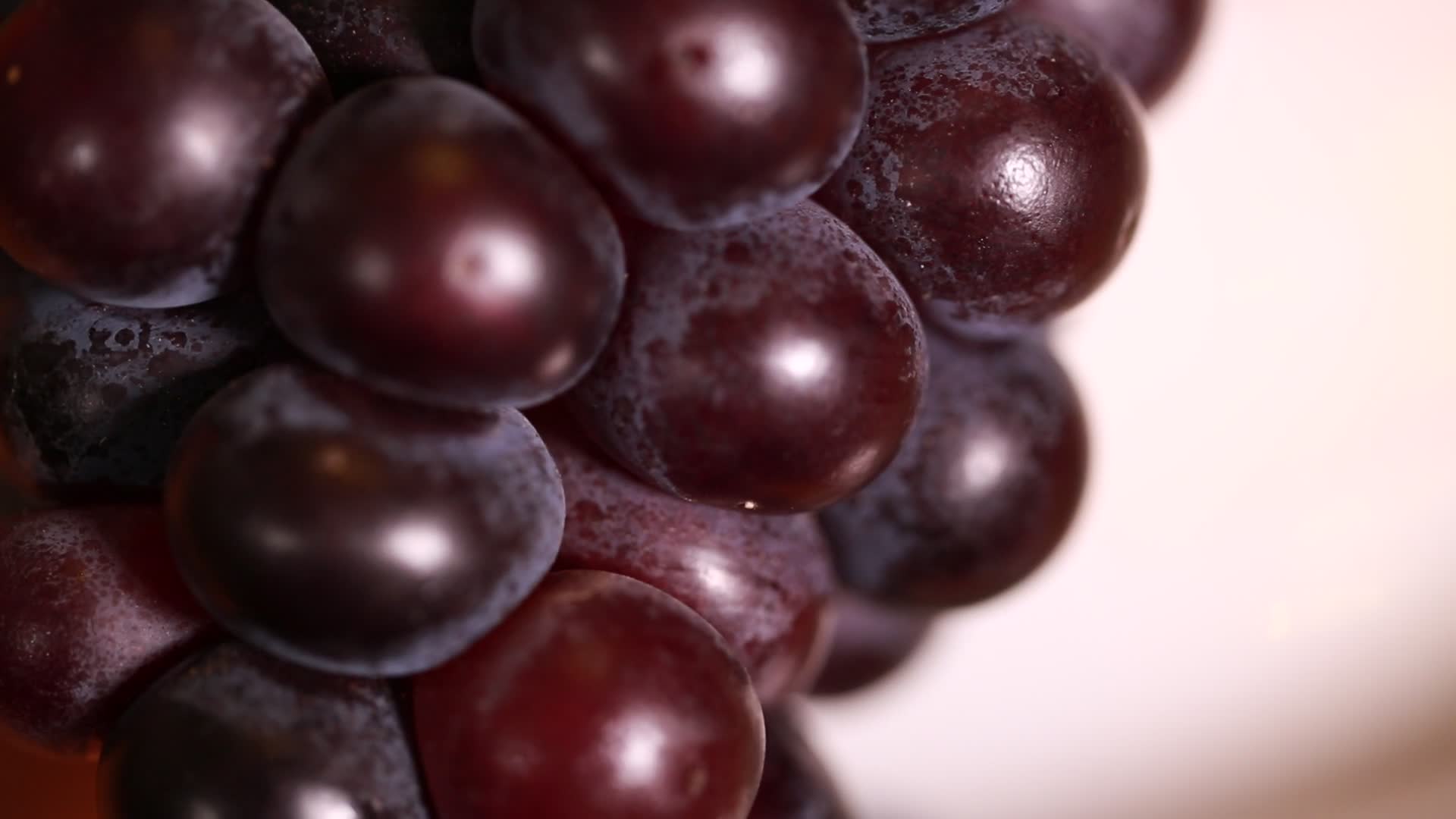 刀尖刮下葡萄表面蚧壳虫卵视频的预览图