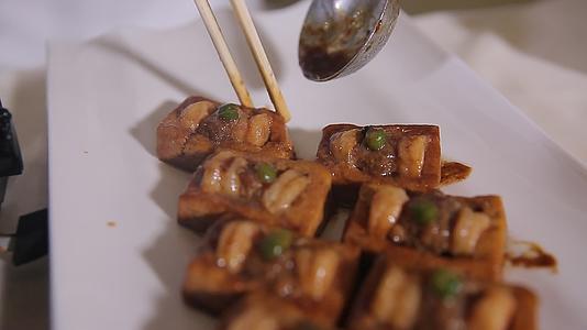豆腐盒子出锅视频的预览图
