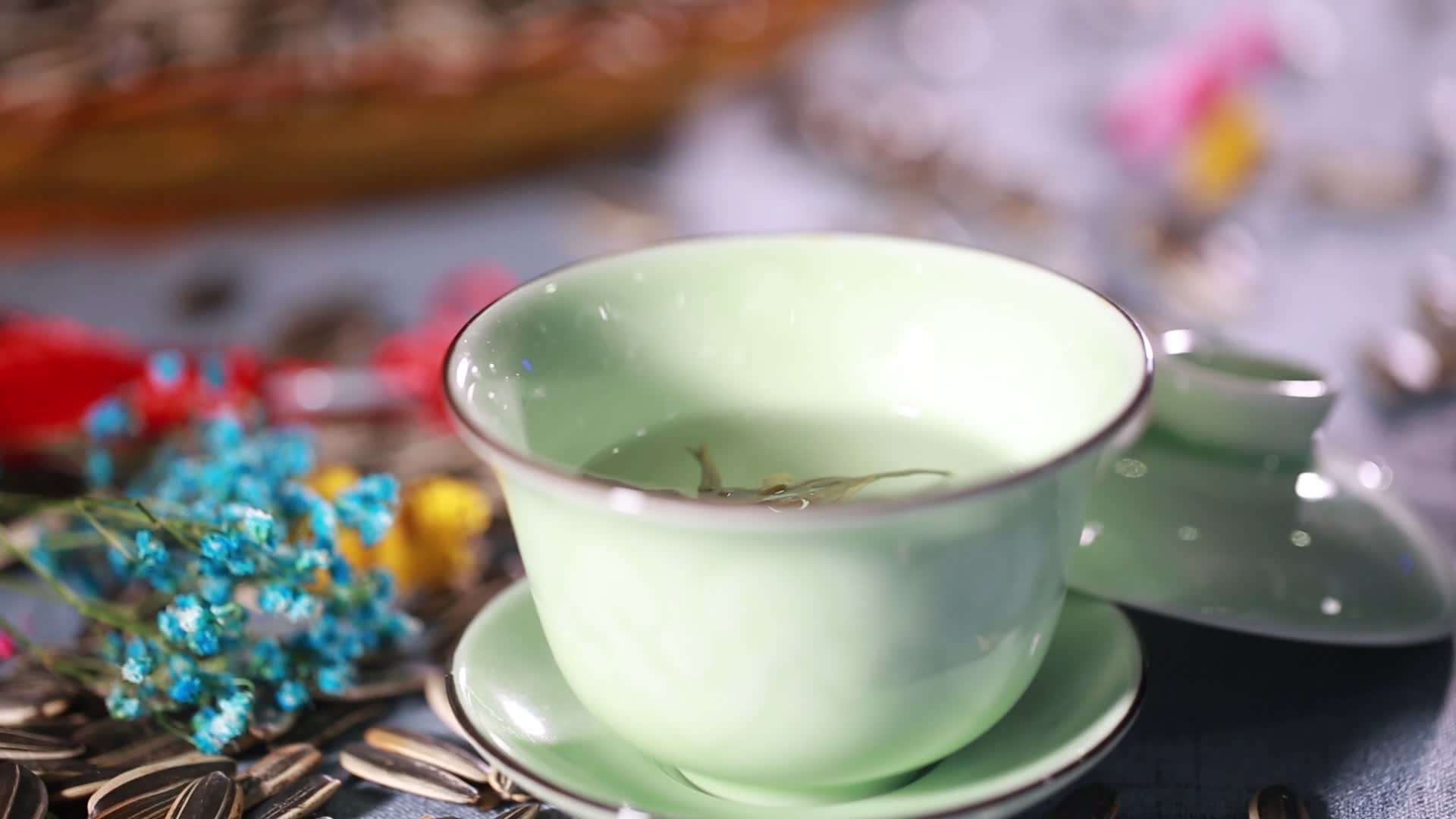 喝茶品茶大碗茶干果茶点视频的预览图