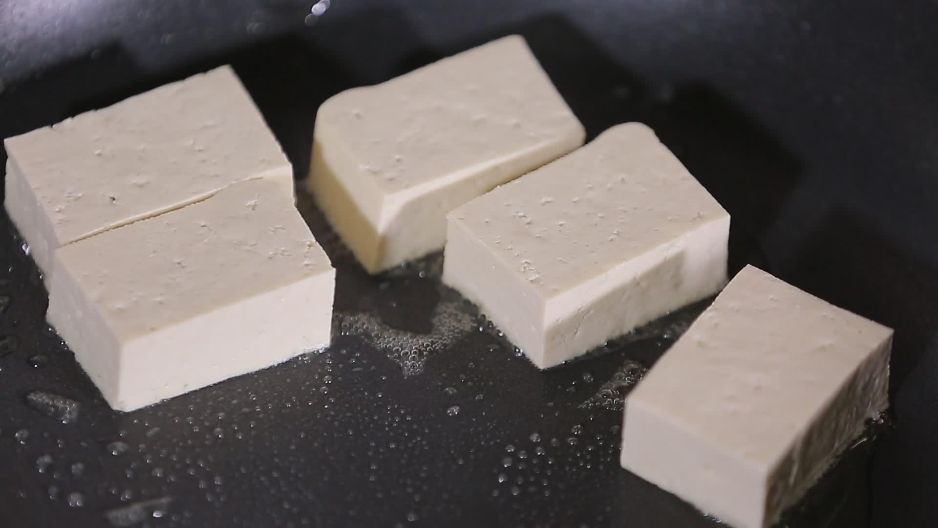 煎豆腐炸豆腐臭豆腐视频的预览图
