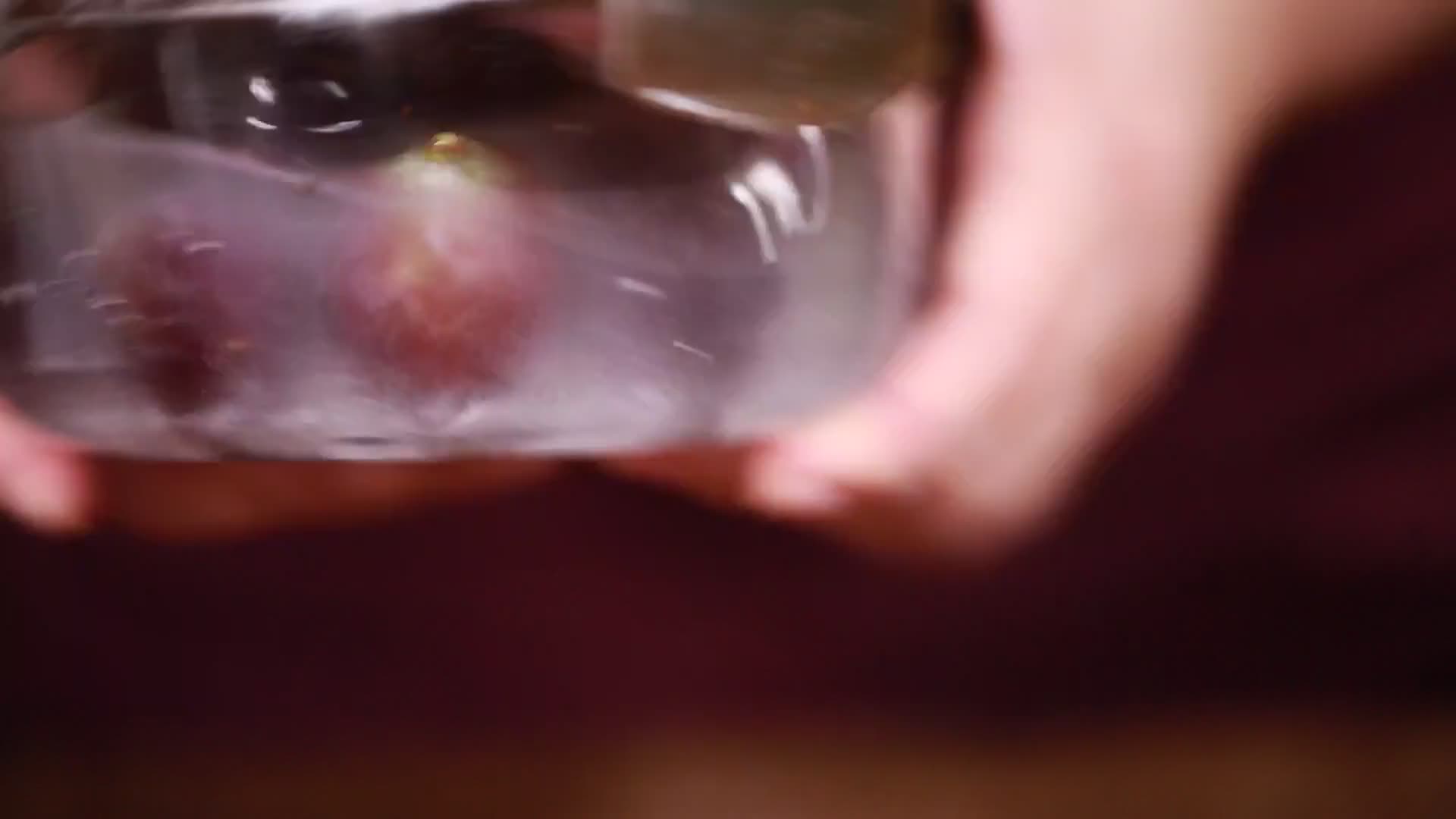 密封饭盒清洗葡萄的方法视频的预览图