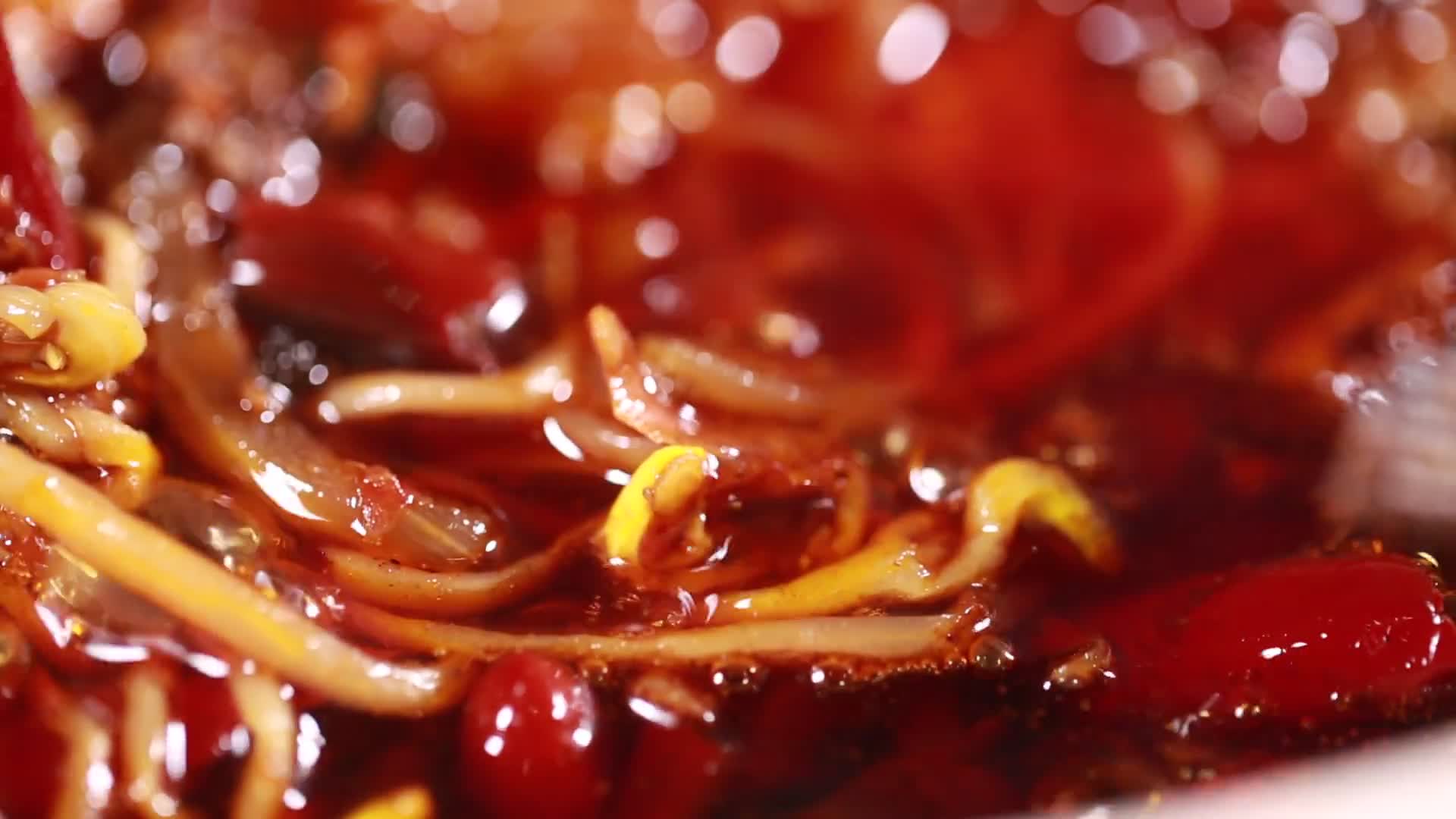 平底锅烹制香辣烤鱼视频的预览图