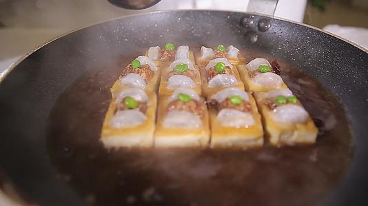 烧制红烧豆腐盒子视频的预览图