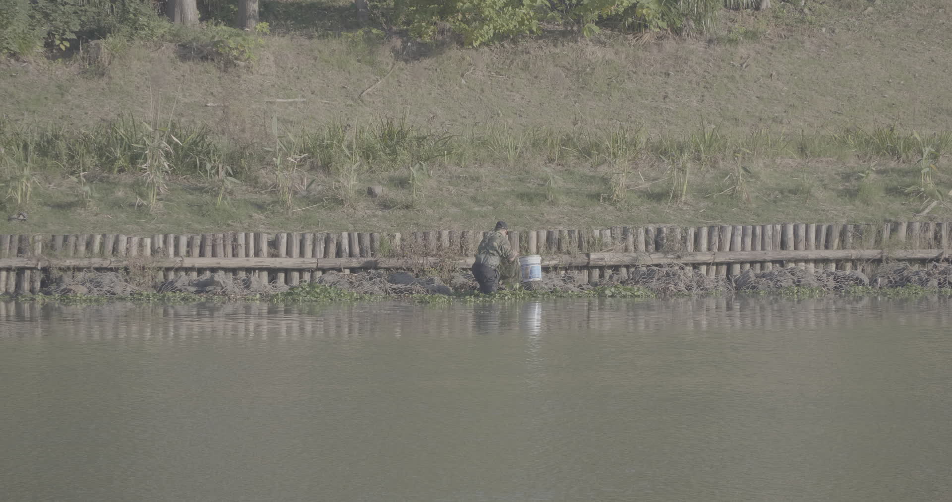 河边捕鱼下网4K实拍视频视频的预览图