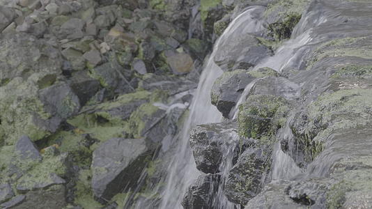 河流小溪瀑布石头4K实拍视频视频的预览图