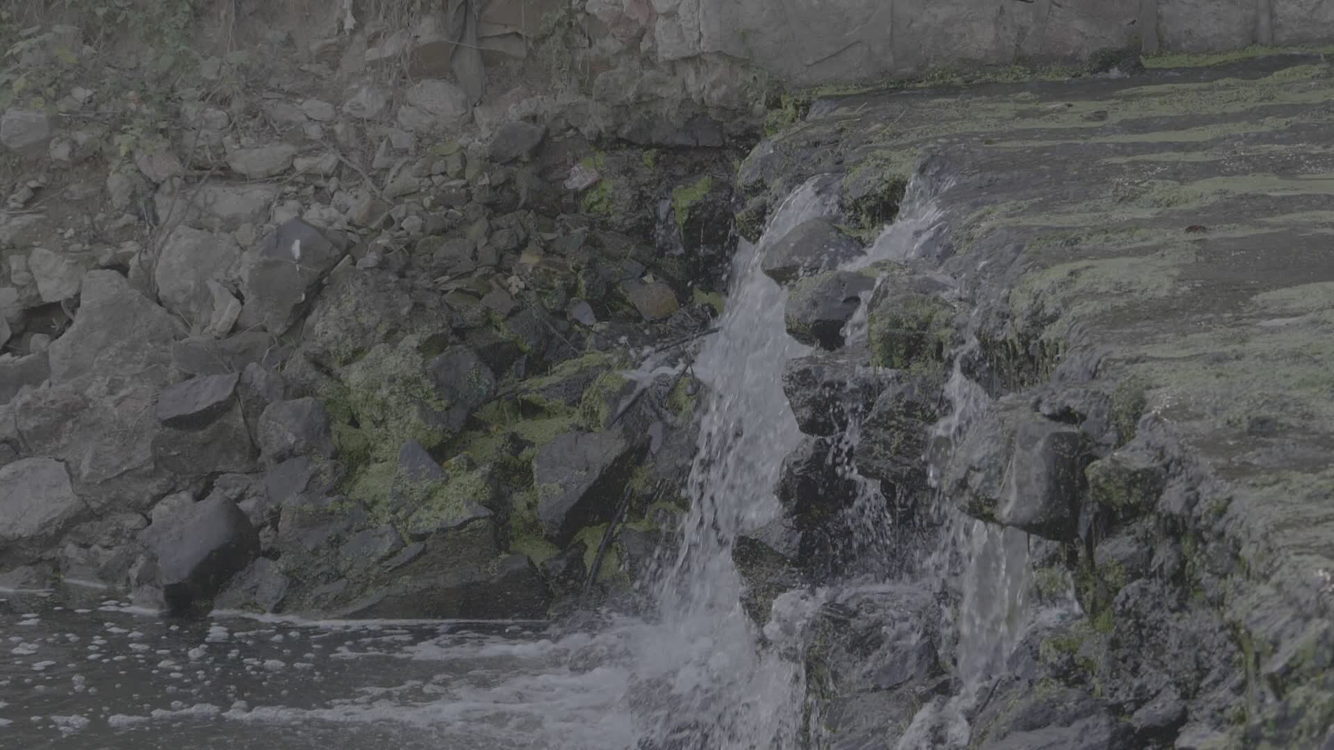 河流小溪瀑布石头升格慢动作4K实拍视频视频的预览图