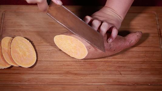 厨娘削地瓜皮切红薯片视频的预览图