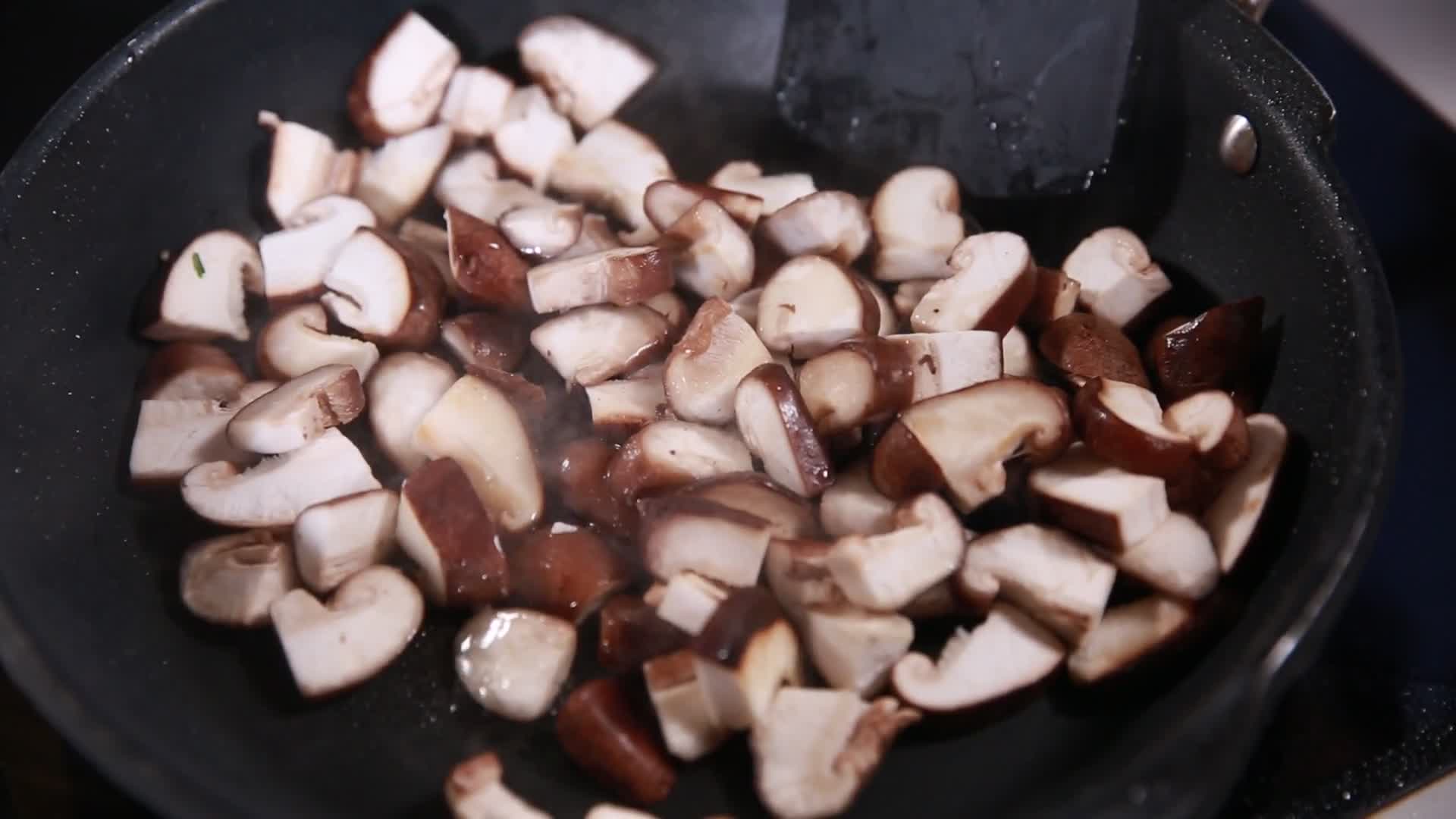 炒制香菇蘑菇视频的预览图