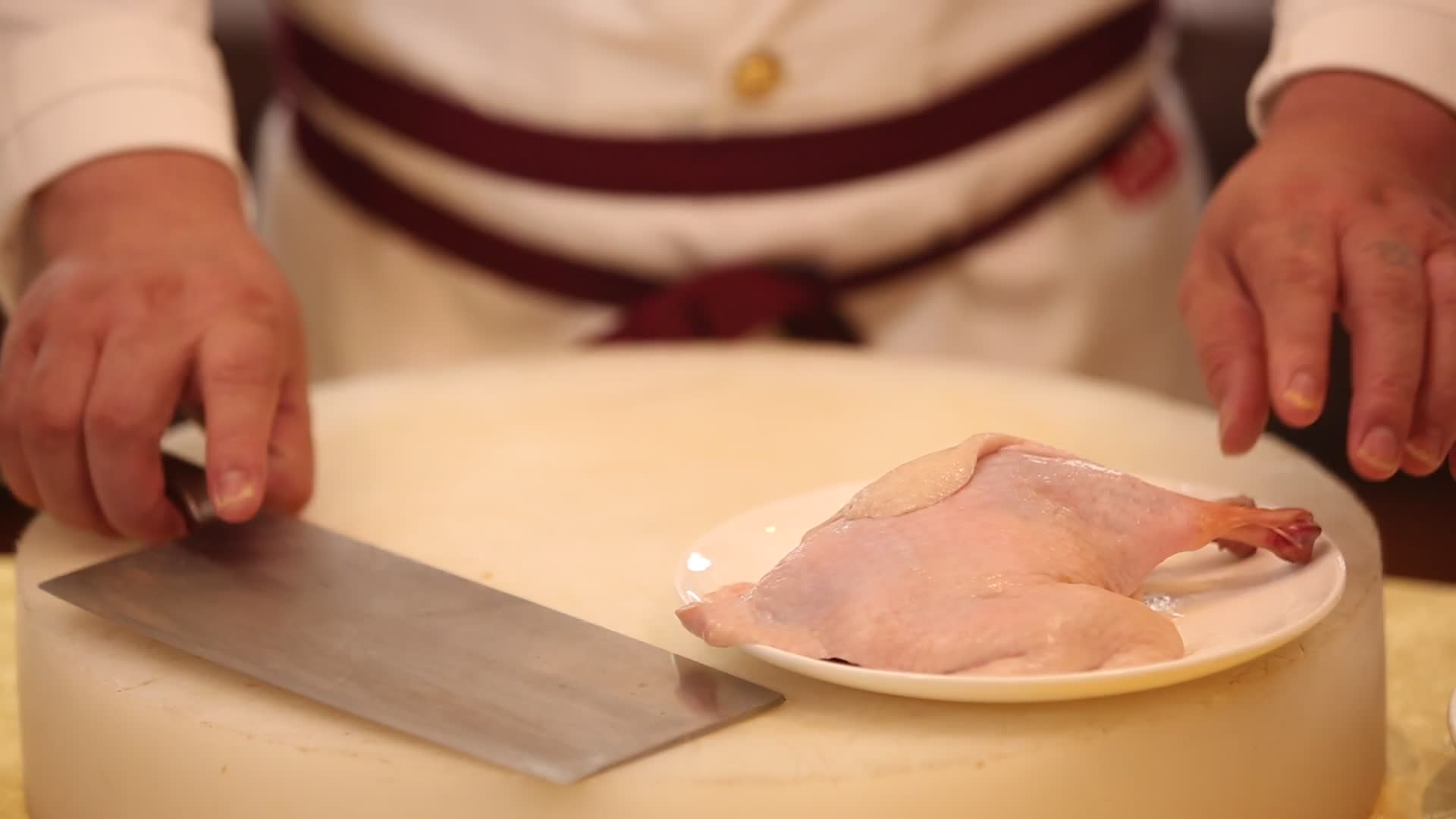 厨师切鸭腿鸭肉视频的预览图