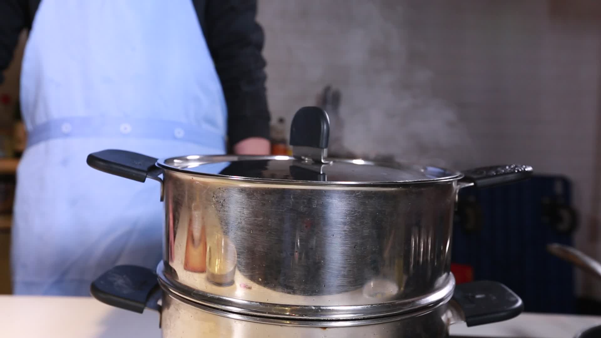 厨具灶台平底锅炒锅煮锅视频的预览图