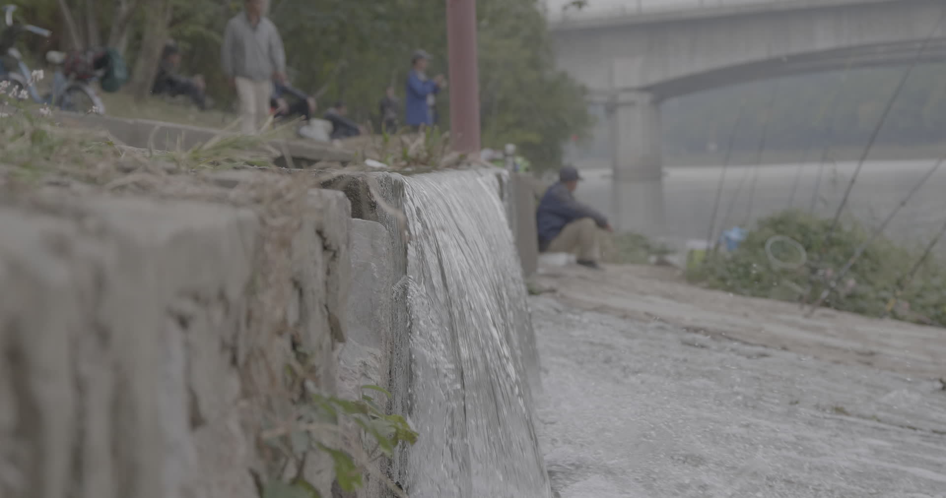 南京雨花台河流流水小溪垂钓河边4K实拍视频视频的预览图