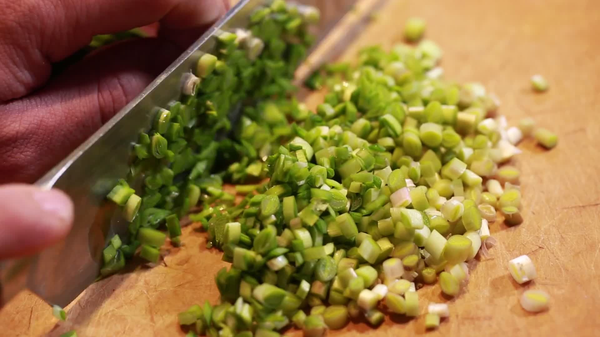 大厨切韭菜蔬菜视频的预览图