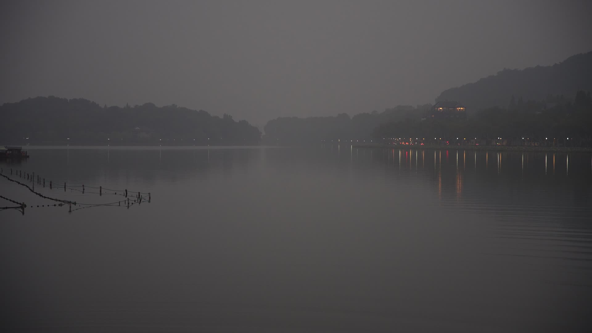 浙江杭州雾天的西湖4K风景视频视频的预览图