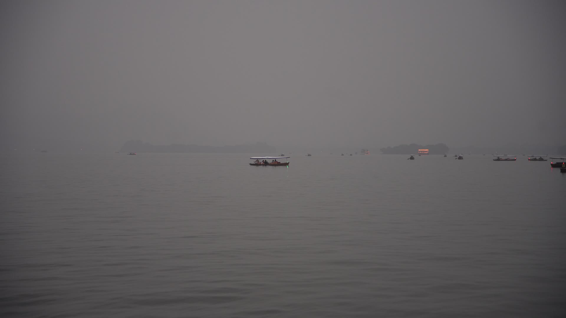 浙江杭州雾天的西湖划船4K风景视频视频的预览图