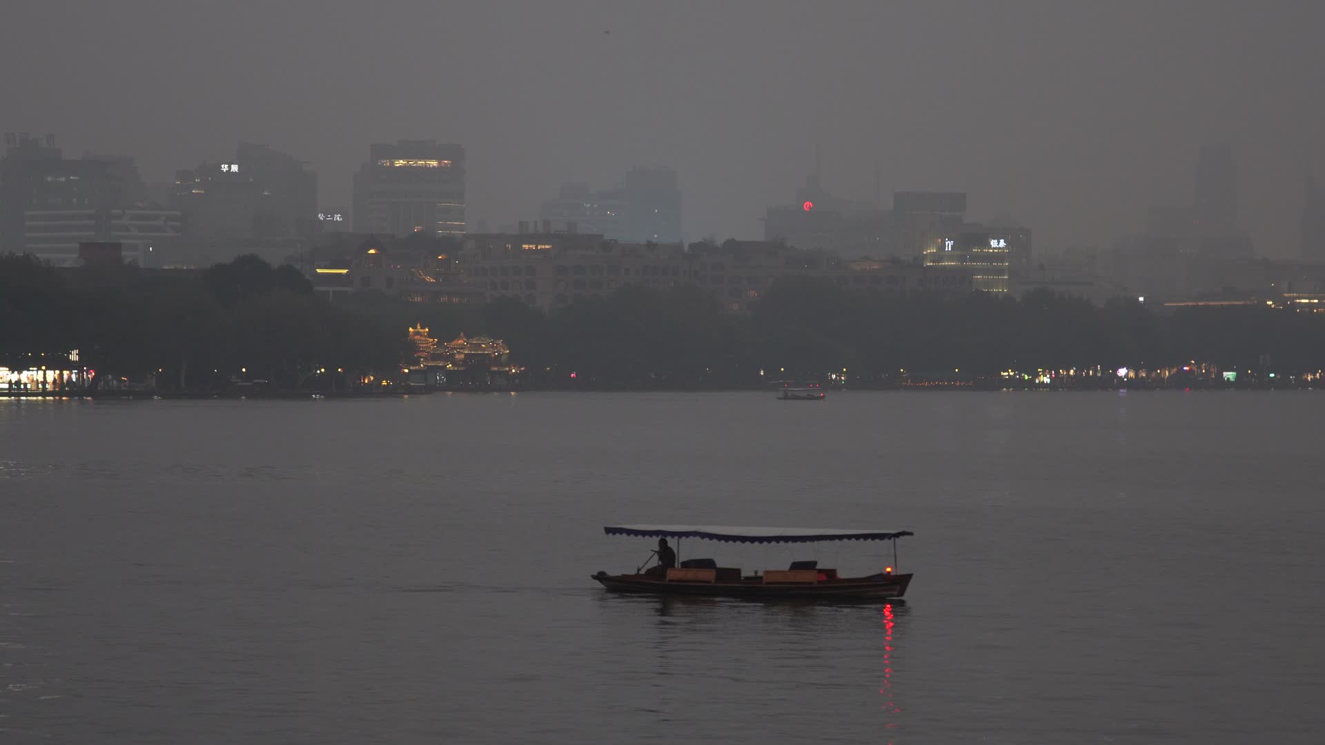 浙江杭州雾天的西湖划船4K风景视频视频的预览图