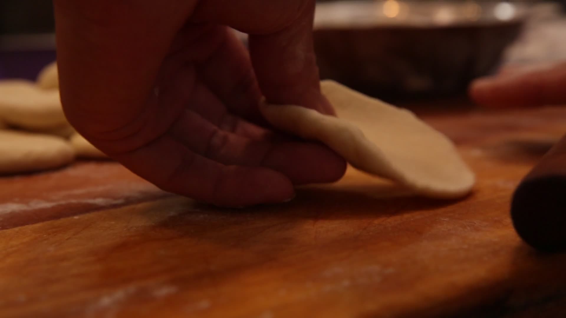 擀面杖擀面包包子视频的预览图