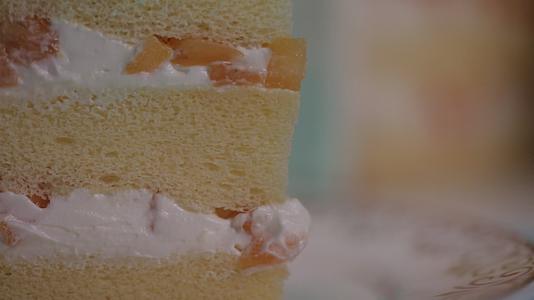 奶油水果生日蛋糕视频的预览图