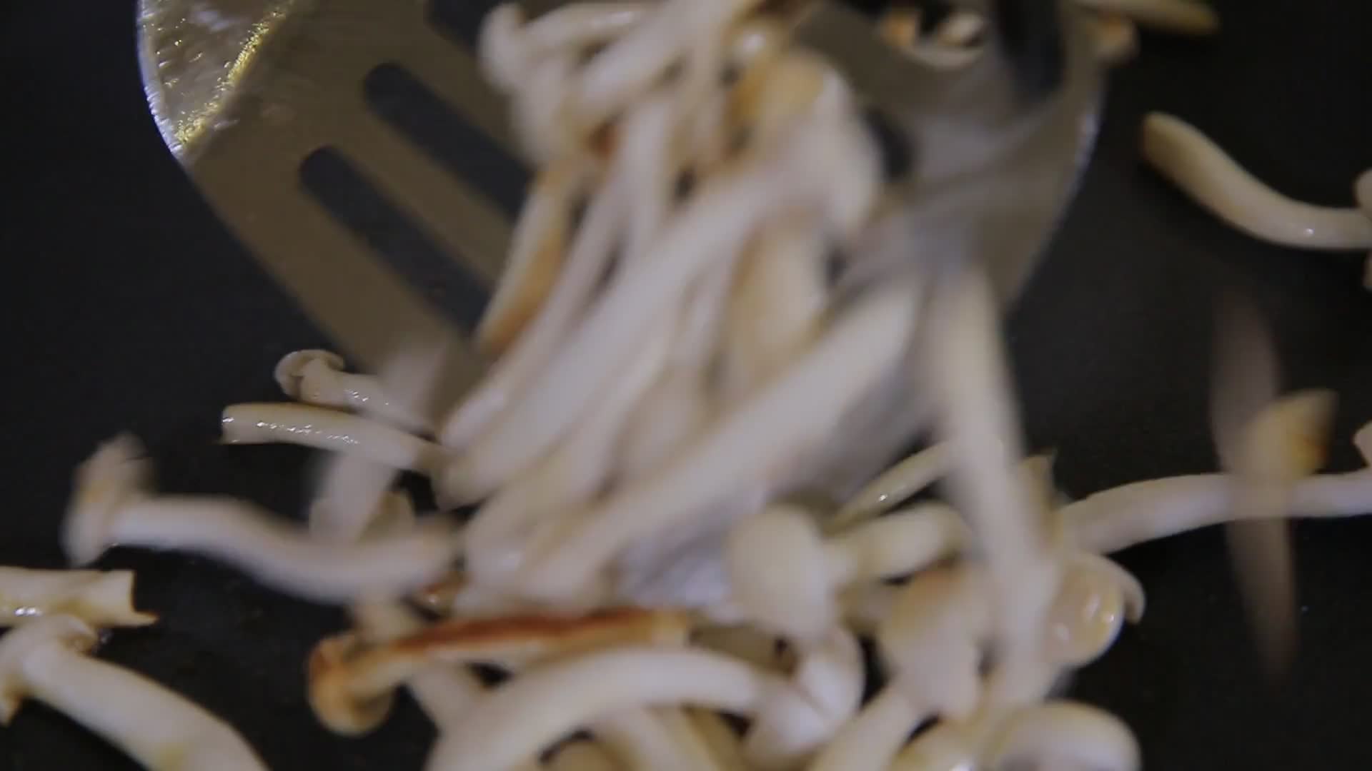 热锅凉油炒蘑菇视频的预览图
