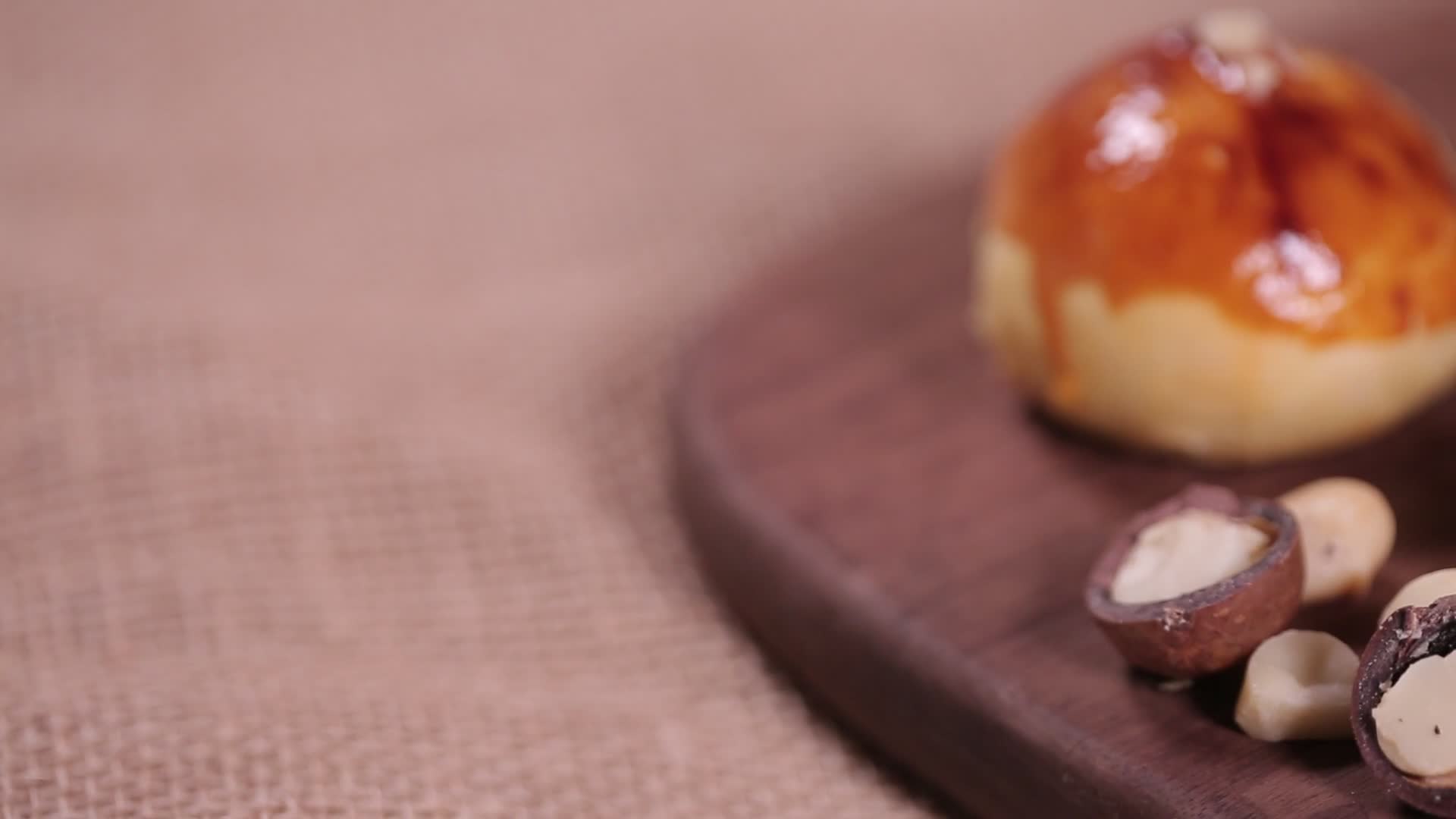 紫薯芝心月饼蛋黄酥视频的预览图
