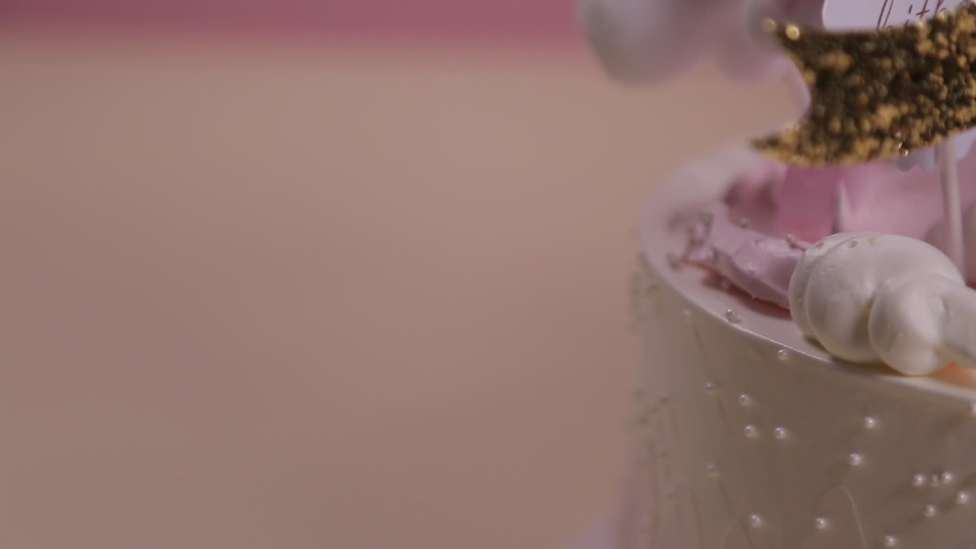 粉红色独角兽奶油生日蛋糕视频的预览图